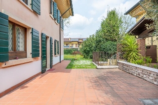 zoom immagine (Villa 410 mq, soggiorno, 3 camere, zona Lugagnano)