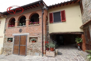 zoom immagine (Rustico 150 mq, soggiorno, più di 3 camere, zona San Giustino Valdarno)